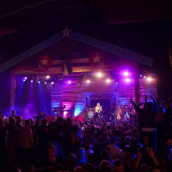Avondshow op een paars verlicht podium