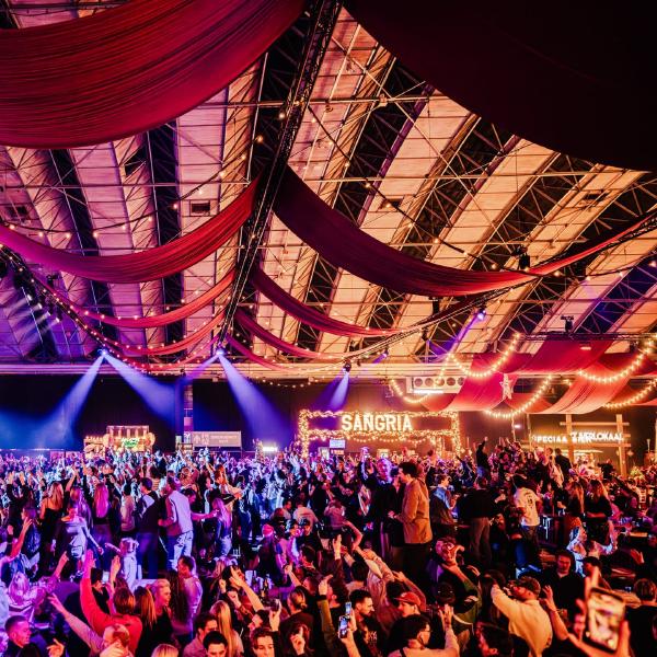 Feestend publiek in de muziekhal