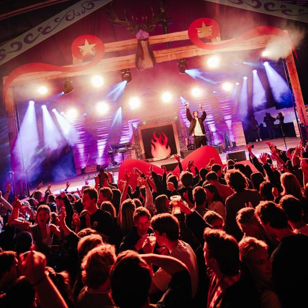 Muziekpodium met rood verlicht publiek