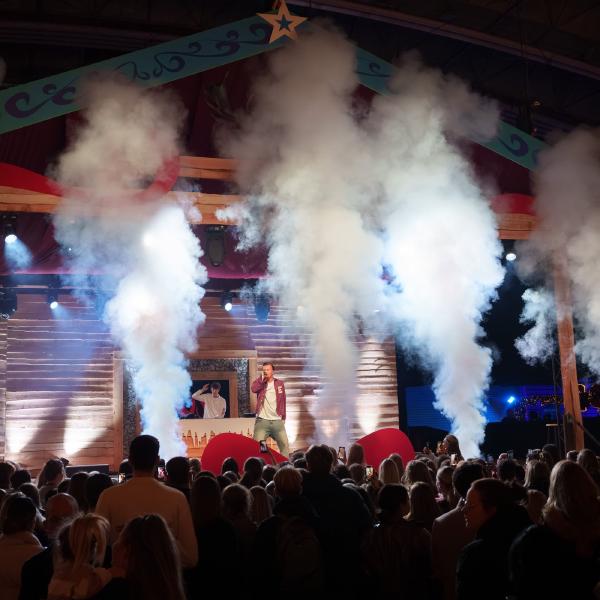 Muziekshow met rookeffecten